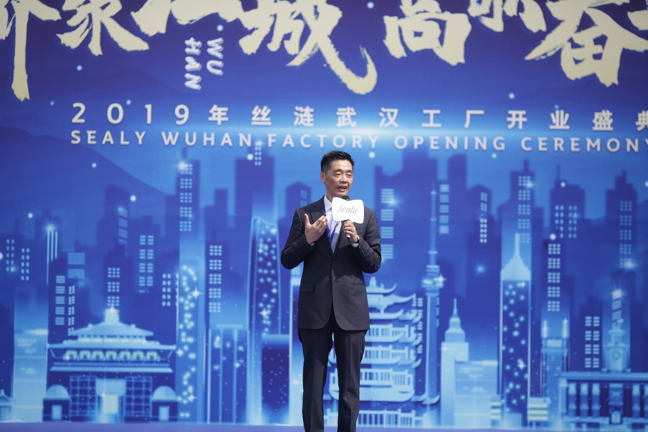 图4：草莓色版APP下载中国区总经理费鸣杰先生致辞
